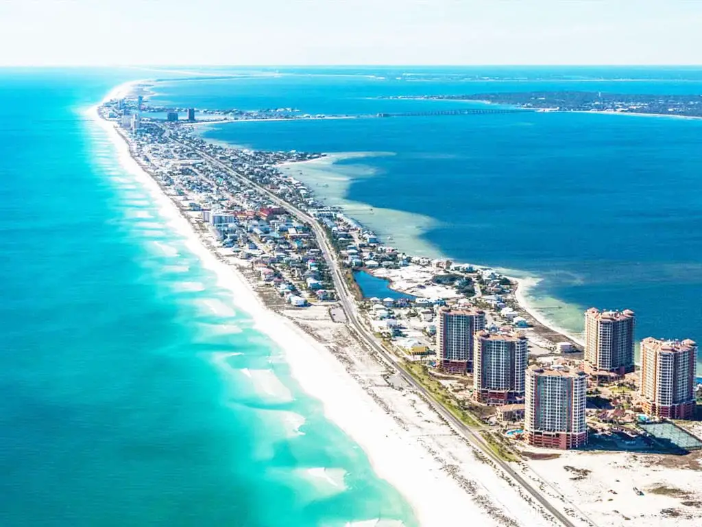 Read more about the article Navarre Beach vs. Destin: Find Your Perfect Getaway