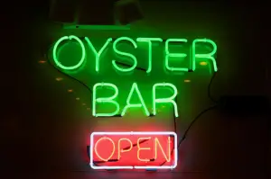 Read more about the article Emerald Coast Eats: 5 Best Oyster Bars & Seafood Spots